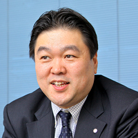 株式会社高島屋<br />
意欲あるかぎり働き続けられる職場へ<br />
ベテランを戦力化する高島屋の「再雇用制度」とは