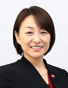 東 由紀氏