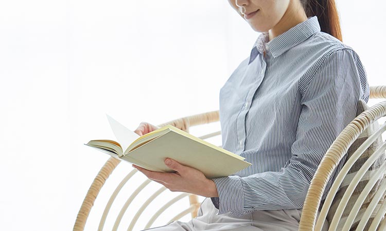 読書をする女性