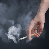 今春から改正健康増進法が全面施行!
企業がどこまでできる!?仕事中・私生活上の喫煙制限