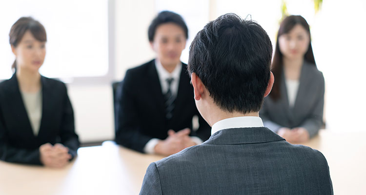 人事白書調査レポート2025 採用 中途採用の課題は「選考基準が曖昧」「採用に携わるメンバーの負荷が大きい」が多い