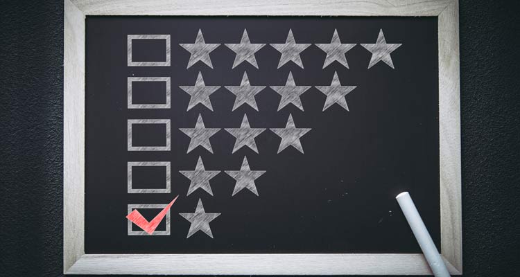 低評価の社員への対応は「賃金・報酬に反映」が7割超