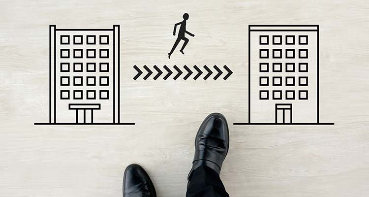 人事白書調査レポート2025 制度・評価・賃金 人事異動は「本人の意思を聞いたうえで会社主導で行う」が4割を超え最多