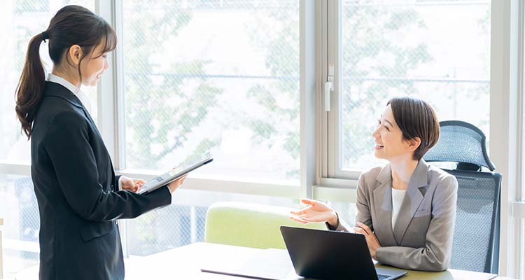 人事白書調査レポート2025ダイバーシティ&インクルージョン 女性を課長相当職に昇進させる上での課題は「女性自身が目指していない」が5割弱