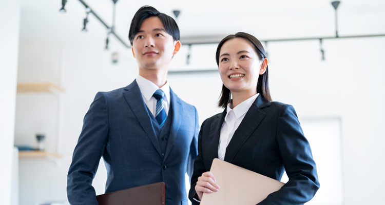 大学卒新入社員の初任給を引き上げた企業は4割