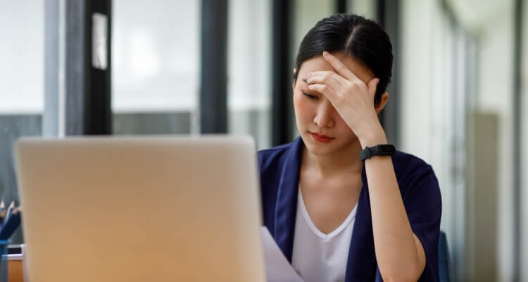 頭痛に悩む女性の写真