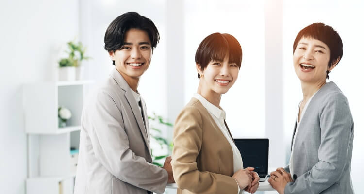 元気に働く男女の写真