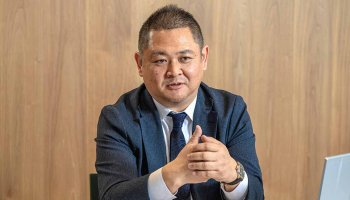 杉田雄二さん（株式会社エムステージ 代表取締役 兼 グループCEO）：<br />
起業の原点は「持続可能な医療の実現」<br />
健康経営を支援することで日本企業の成長へつなげる