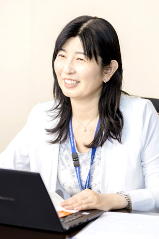 小島明子さん（株式会社日本総合研究所　創発戦略センタースペシャリスト）インタビューの様子