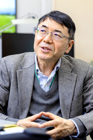 松元健二さん（玉川大学 脳科学研究所 教授）インタビューの様子