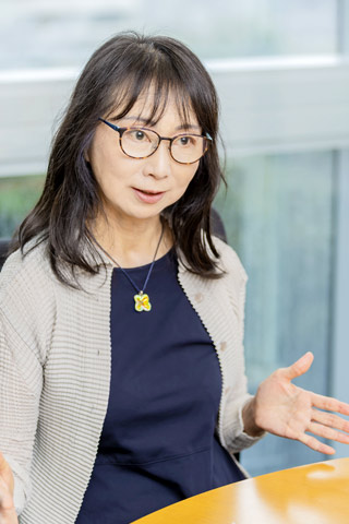 福岡史子さん（UN Women日本事務所長）インタビューの様子