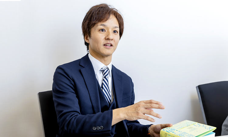 服部 泰宏さん(神戸大学大学院経営学研究科教授) インタビューの様子