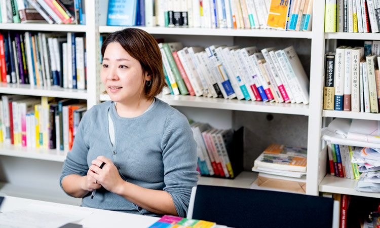 山辺恵理子さん(早稲田大学 文学学術院 文学部/文学研究科 准教授)インタビューの様子
