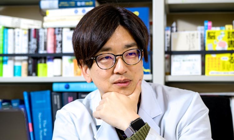 毛内拡さん（お茶の水女子大学 基幹研究院自然科学系 助教）インタビューの様子