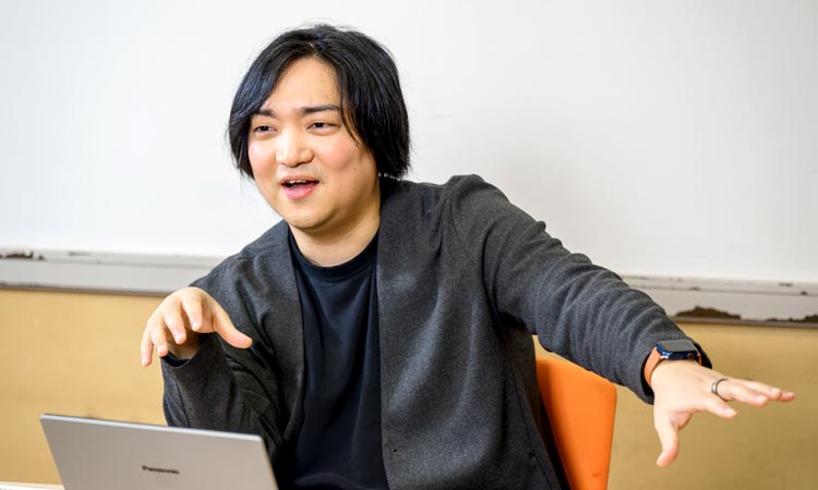 堀越 耀介さん（東京大学 共生のための国際哲学研究センター 上廣共生哲学講座 特任研究員）インタビューの様子