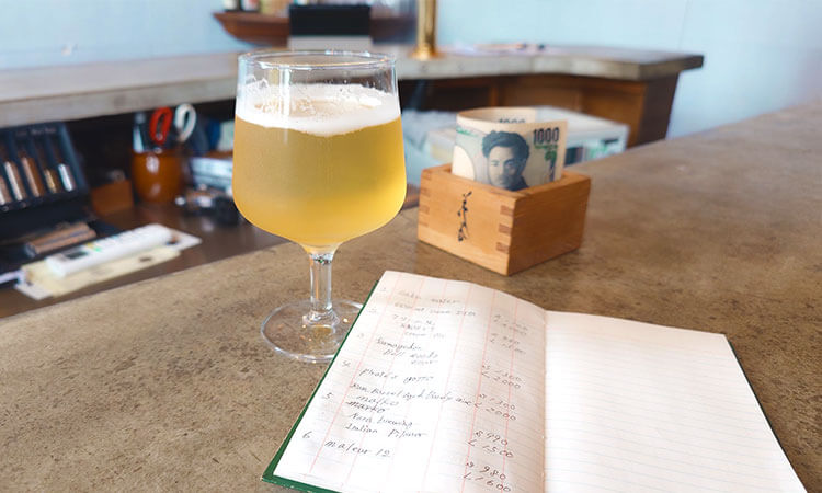 ノートのビールメニューに「花の香」のマスに入れた1000円札