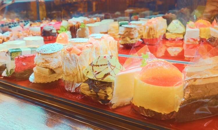 ショーケースの中で美しいケーキたちが迎えてくれます