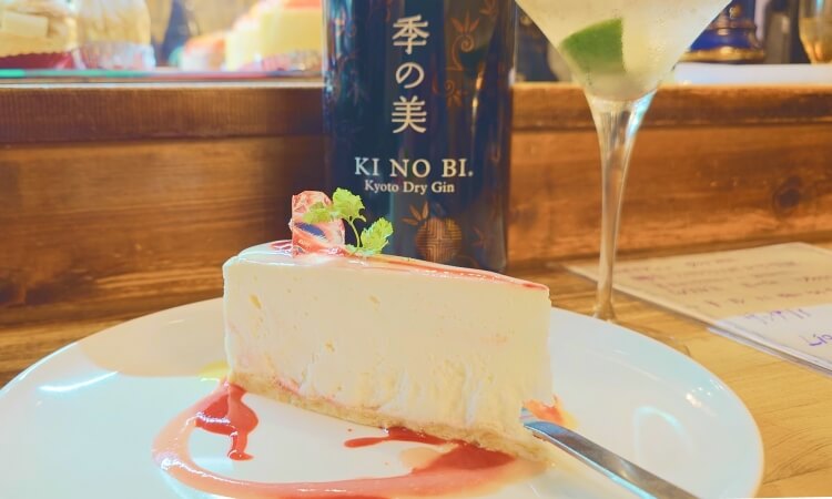 ケーキをアテに呑む、季の実のジンソーダ