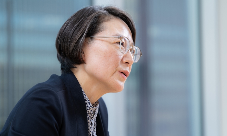 写真:足立 朋子さん テルモ株式会社 経営役員 チーフヒューマンリソースオフィサー(CHRO)