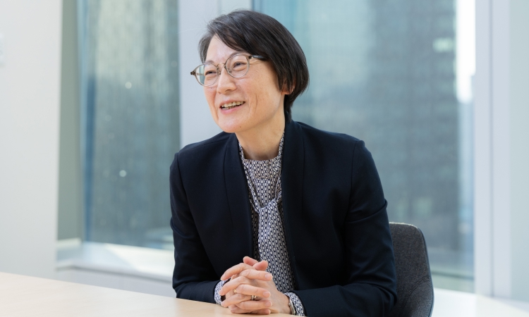 写真:足立 朋子さん テルモ株式会社 経営役員 チーフヒューマンリソースオフィサー(CHRO)