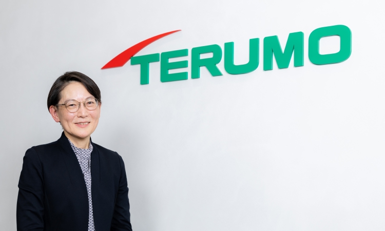 写真:足立 朋子さん テルモ株式会社 経営役員 チーフヒューマンリソースオフィサー(CHRO)
