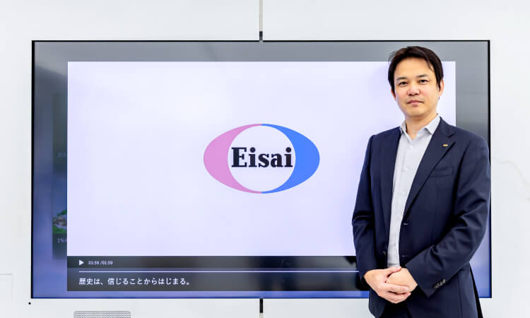 写真：真坂 晃之さん エーザイ株式会社 執行役 チーフHRオフィサー（兼）コーポレートコミュニケーション担当（兼）サステナビリティ担当（兼）総務担当