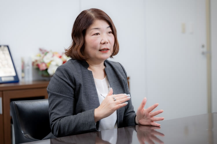 写真:嘉納 亜紀子さん。株式会社三越伊勢丹ホールディングス 執行役員CHRO 兼 株式会社三越伊勢丹 執行役員 人事部長