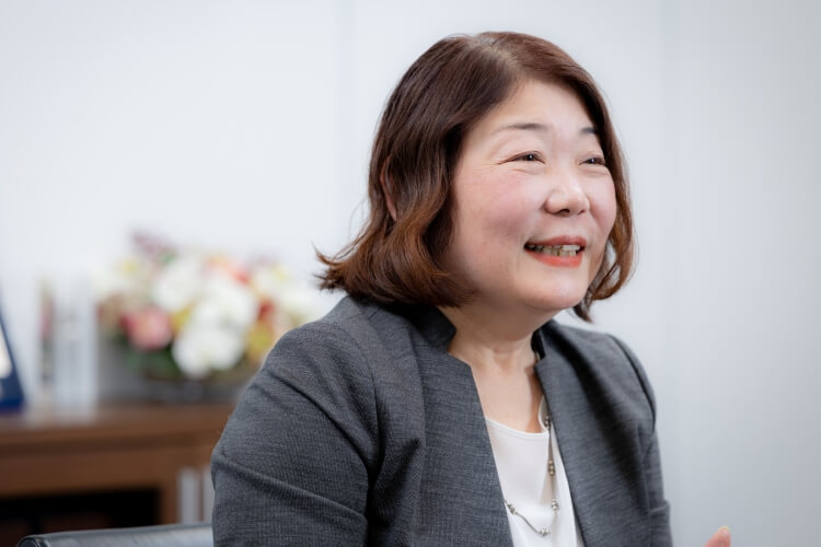 写真:嘉納 亜紀子さん。株式会社三越伊勢丹ホールディングス 執行役員CHRO 兼 株式会社三越伊勢丹 執行役員 人事部長