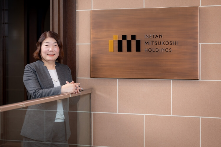 写真:嘉納 亜紀子さん。株式会社三越伊勢丹ホールディングス 執行役員CHRO 兼 株式会社三越伊勢丹 執行役員 人事部長