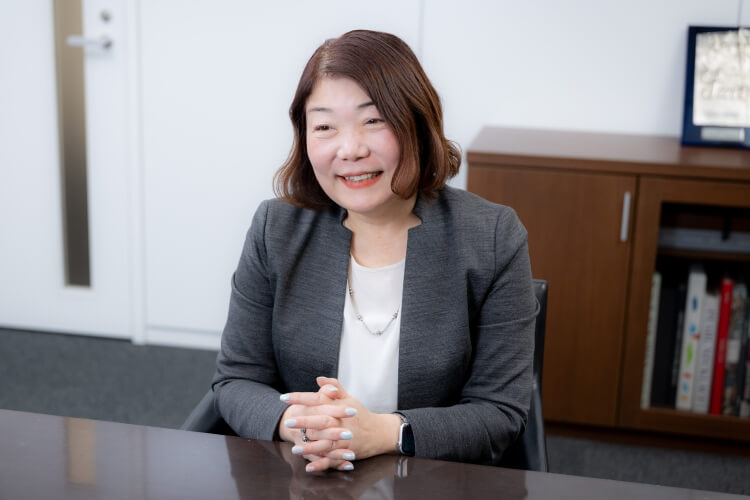 写真:嘉納 亜紀子さん。株式会社三越伊勢丹ホールディングス 執行役員CHRO 兼 株式会社三越伊勢丹 執行役員 人事部長