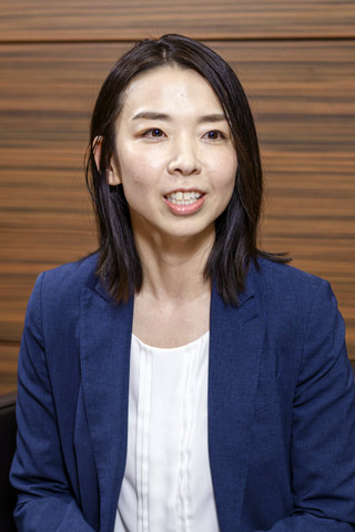 田中愛美氏（日本生命保険相互会社 ヘルスケア事業部 副主任）インタビューの様子