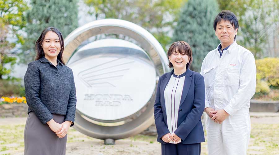 パワハラ予防を推進する朝霞総務課の皆さん 左より中井弥生チーフ、伊藤智惠子課長、川野祐一グループリーダー