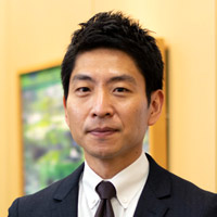 井上 佳氏