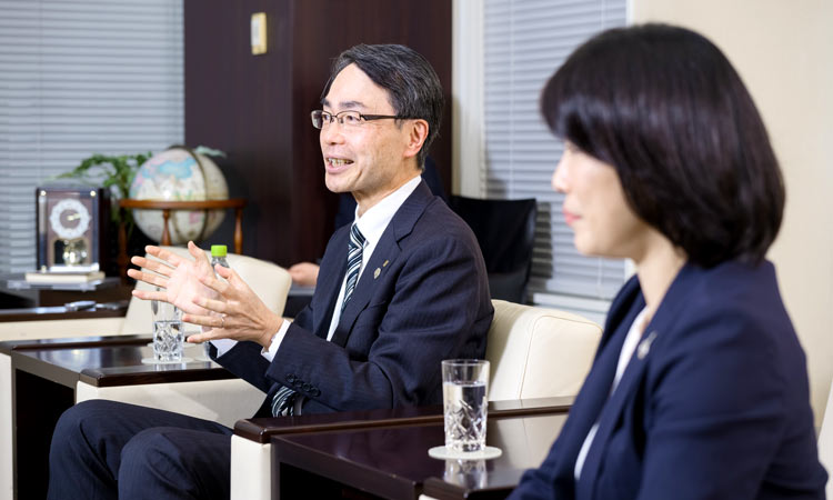 遠藤浩司さん（株式会社ツムラ 執行役員 ツムラアカデミー室長）、梶川悦子さん（株式会社ツムラ ツムラアカデミー室 企業文化創造グループ長）インタビューの様子