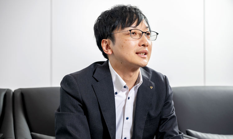 紺野聡さん(アイリスオーヤマ株式会社 管理本部 人事部 部長)インタビューの様子