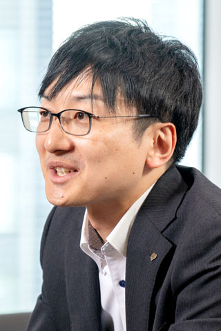 紺野聡さん(アイリスオーヤマ株式会社 管理本部 人事部 部長)インタビューの様子