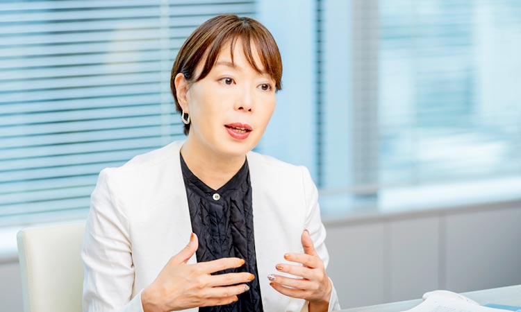 今津貴子さん(J.フロントリテイリング株式会社 人財戦略統括部 グループ人財開発部長 執行役)インタビューの様子