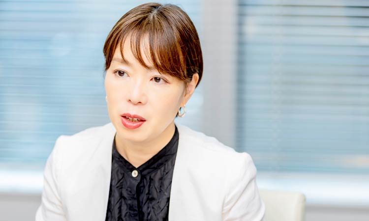 今津貴子さん(J.フロントリテイリング株式会社 人財戦略統括部 グループ人財開発部長 執行役)インタビューの様子
