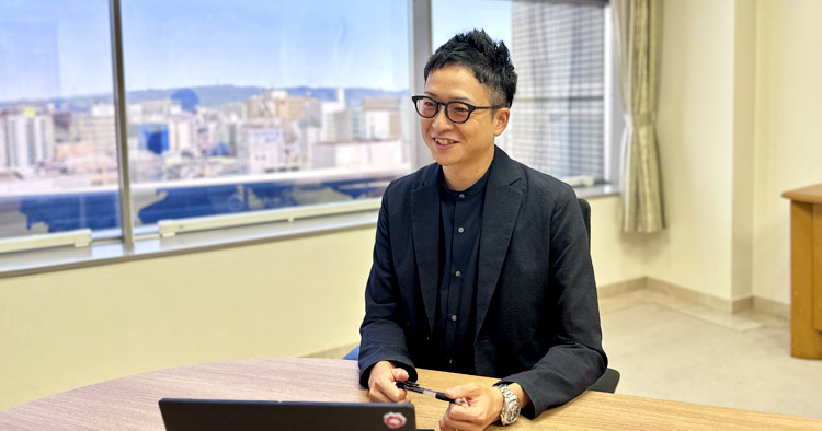 人材育成の「仕組み」をつくり、「土壌」を耕す 「眼鏡市場」のメガネトップが注力する、人材育成の専門部門「教育部」