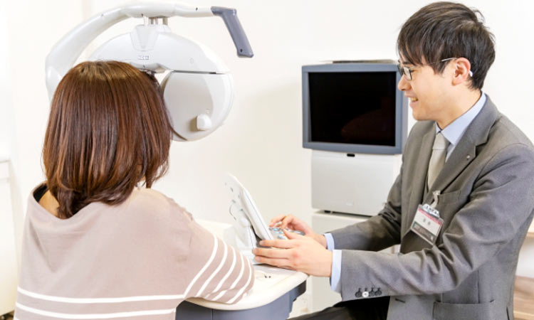 「眼鏡市場」の店舗での接客には、高い技術とホスピタリティーが求められる