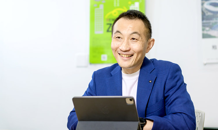 田中康夫さん　インタビューの様子