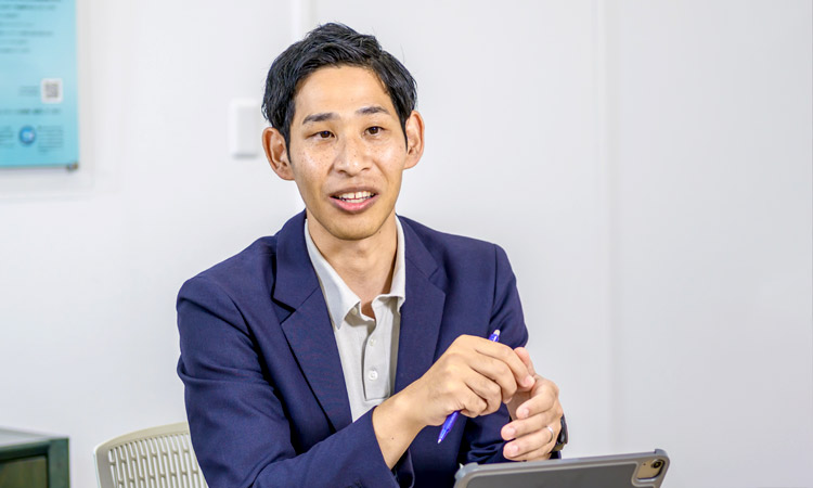 榎木雄一さん　インタビューの様子