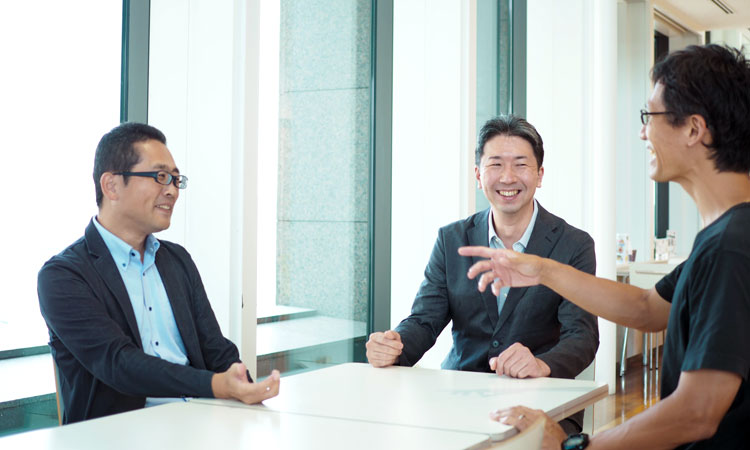 川戸洞 英次さん、川田 顕さん、二反田 松平さん　インタビューの様子