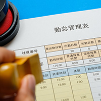 業務効率化と労務管理リスク回避をかなえる
おすすめ勤怠管理システムと選び方