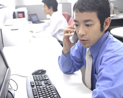 電話している男性
