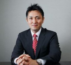 山崎　雄一氏